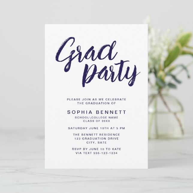 Invitation Script de brosse chic moderne Marine & White Grad  (Debout devant)