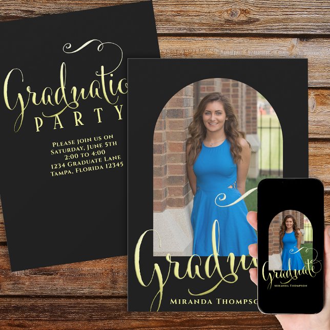 Invitation Script de calligraphie de photo noir Arche or noir (Black and gold arch photo graduation announcement featuring a customizable portrait photo.)