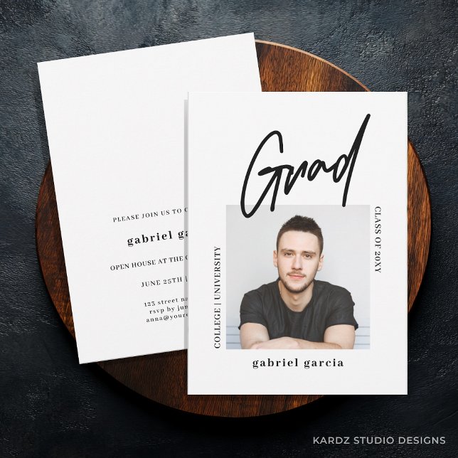 Invitation Script de photos simple et moderne pour une fête d (Graduation Invitation shown in a 5x7-inch card. Personalize announcement with blue button section.)