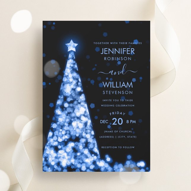 Invitation Script festif moderne Mariage de Noël Arbre Bleu (Modern Festive Script Blue Tree Christmas Wedding Invitation)