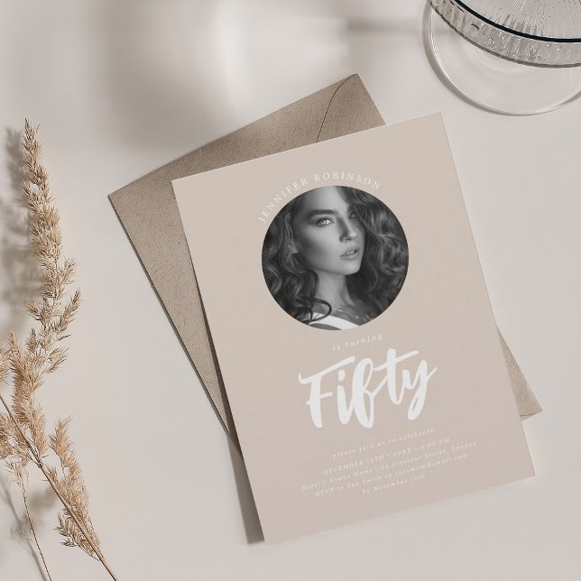 Invitation Script minimaliste Photo 50e anniversaire Champagn (Minimalist Script Photo 50th Birthday Champagne Invitation)