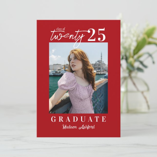 Invitation Script moderne Chic Red Photo Graduation Party (Debout devant)