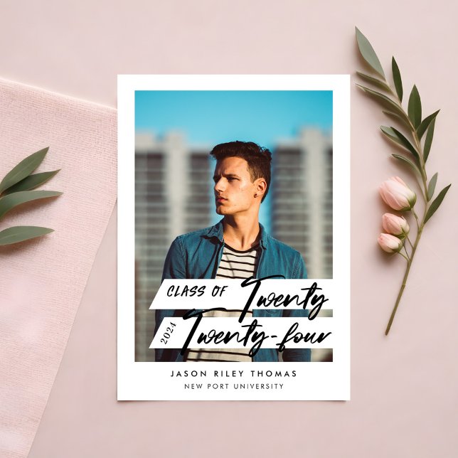 Invitation Script moderne Gradué Vingt-quatre photo (Modern Script Graduate Twenty Twenty Four Photo Invitation)