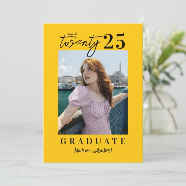Invitation Script moderne Jaune Photo Party Graduation (Debout devant)