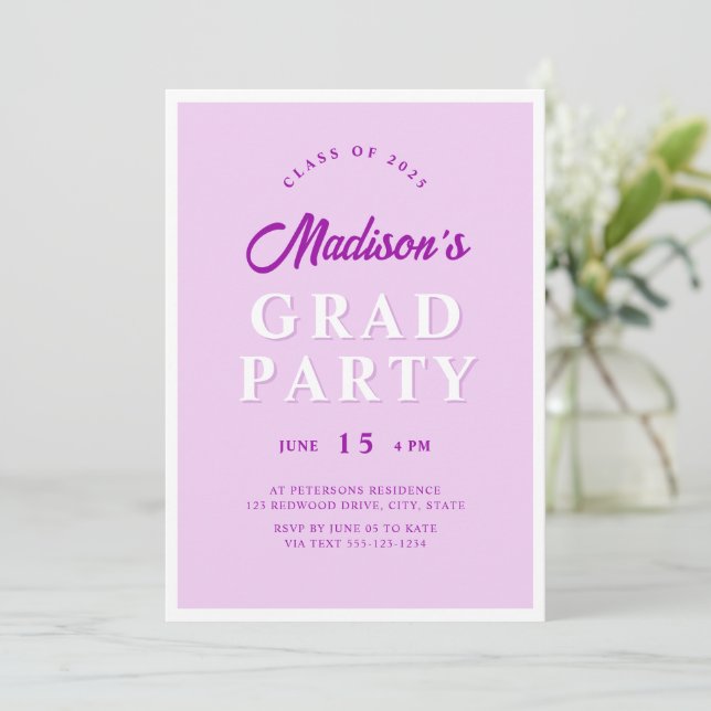 Invitation Script moderne Mauve Edgy Graduation Party Photo (Debout devant)