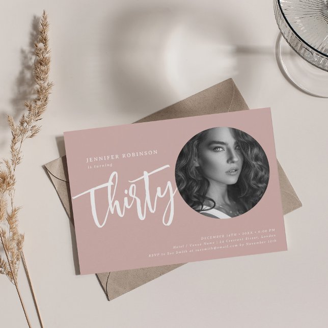 Invitation Script moderne Photo 30e anniversaire fête Dusty r (Modern Script Photo 30th Birthday Party Dusty Pink Invitation)