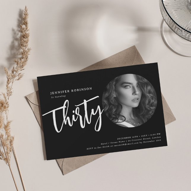 Invitation Script moderne photo 30e anniversaire fête Noir (Modern Script Photo 30th Birthday Party Black Invitation)
