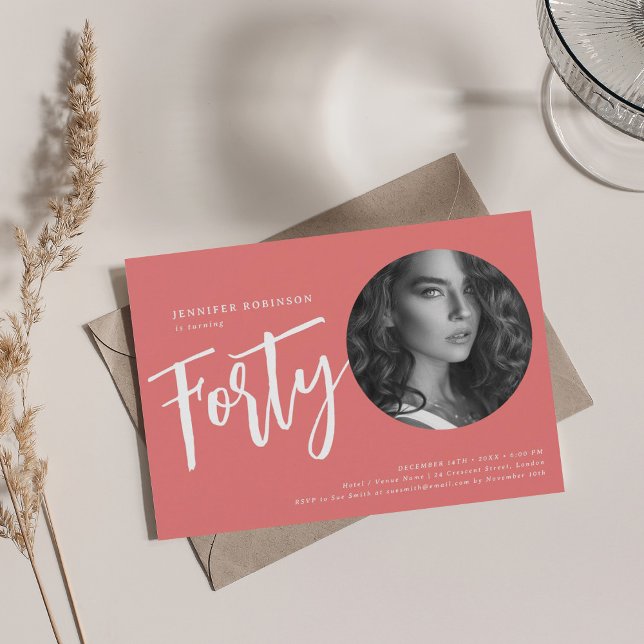 Invitation Script moderne Photo 40e anniversaire Coral de fêt (Modern Script Photo 40th Birthday Party Coral Invitation)