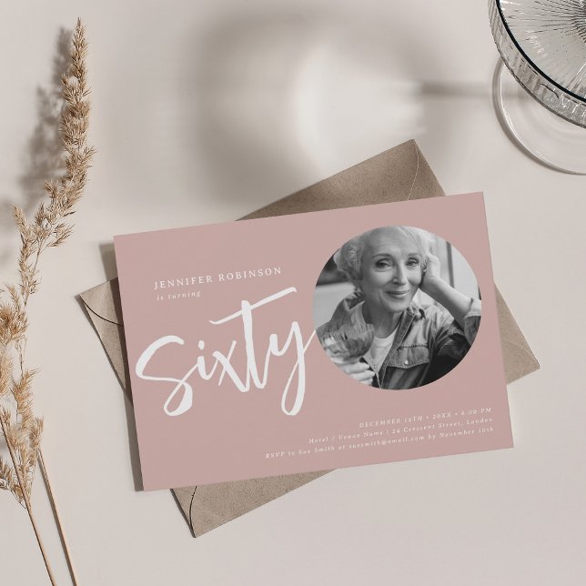 Invitation Script moderne photo 60e anniversaire Dusty rose (Modern Script Photo 60th Birthday Dusty Pink Invitation)