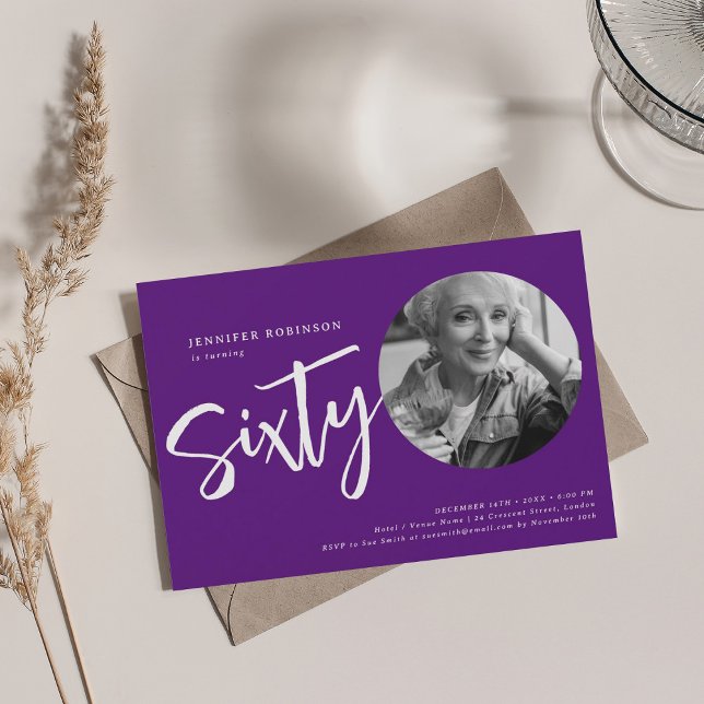 Invitation Script moderne photo 60e anniversaire fête violet (Modern Script Photo 60th Birthday Party Purple Invitation)
