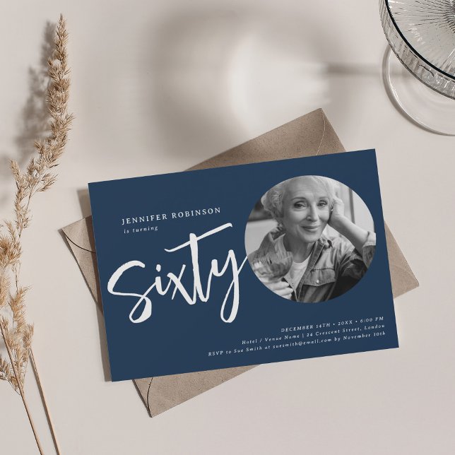 Invitation Script moderne photo 60e anniversaire Marine bleu (Modern Script Photo 60th Birthday Navy Blue Invitation)
