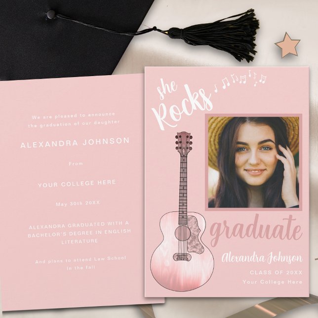 Invitation Script Moderne Photo de Diplômée Guitare Rose (Fun pink country music graduate photo stylish script graduation announcement card)