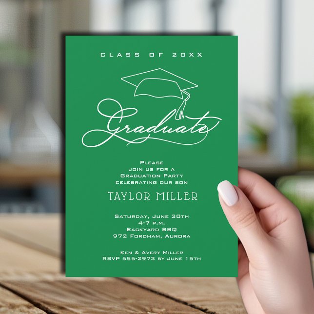 Invitation Script Moderne sur Carton de Remise de Diplômes Ve (Elegant white script and grad hat green graduation party invitations)