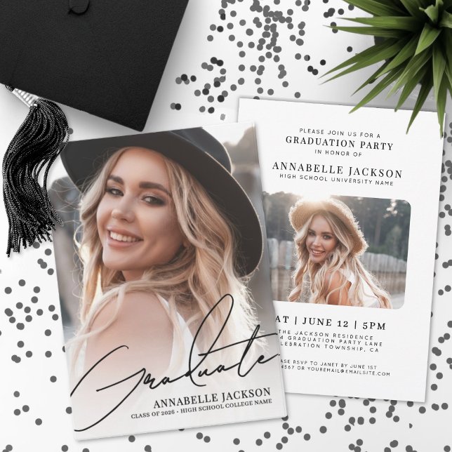 Invitation Script Tendance Diplômé Simple Photo Remise des di (Trendy Script Graduate Simple Photo Graduation Invitation)