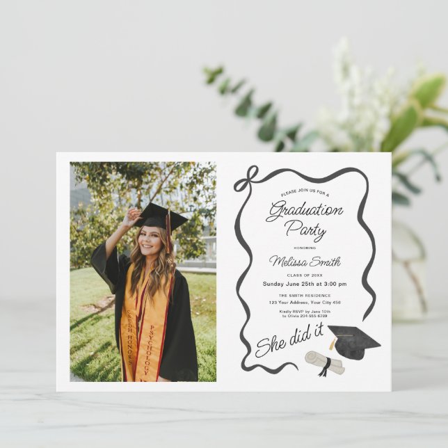 Invitation She Did It Graduation Party Photo (Debout devant)