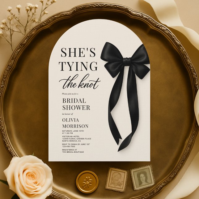 Invitation She's Tying The Knot Black Bow Bridal Shower  (Créateur téléchargé)