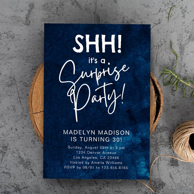 Invitation SHH ! Surprise fête d'anniversaire Marine bleu aqu (SHH! Surprise Birthday Party Navy Blue Watercolor Invitation
)