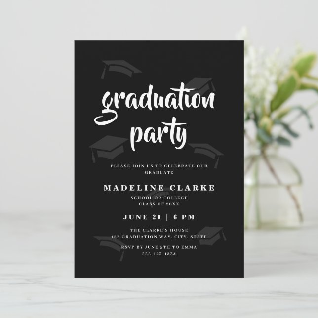 Invitation Simple Black & White Grad Casquette Graduation Par (Debout devant)
