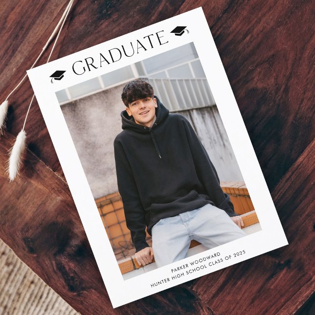 Invitation simple de graduation photo (Simple black and white cap photo graduation invitation announcement postcard.)