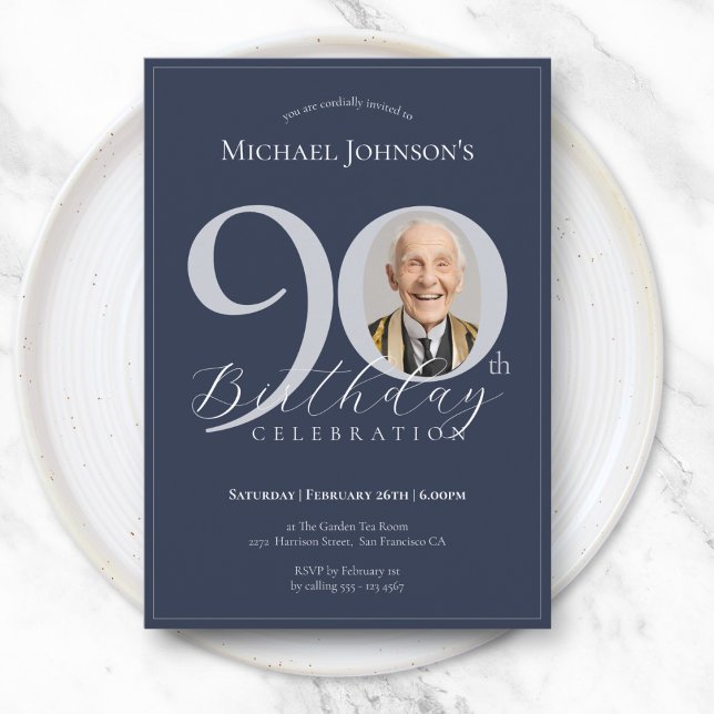 Invitation Simple et élégant 90e anniversaire bleu marine arg (Simple Classy Navy Blue Silver Photo 90th Birthday Invitation)