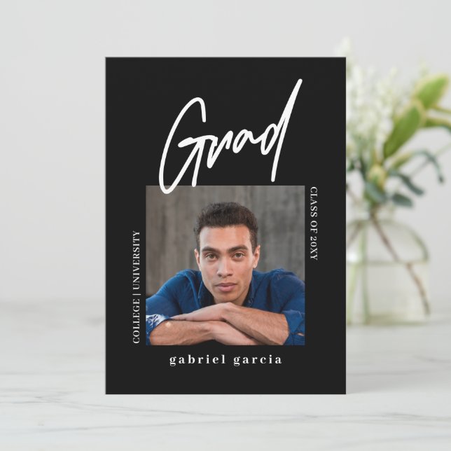 Invitation Simple moderne Photo Black Graduation Party (Debout devant)
