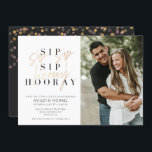 Invitation Sip Sip Hooray Black Gold Photo Couple's Shower<br><div class="desc">Il est temps de fêter ça ! L'Invitation Wedding shower de notre Sip Sip Hooray Couple présente "sip sip sip hooray" dans une présentation de type duo moderne avec typographie de script en feuille d'or à la main sur le type serif classique à gauche, et la carte est personnalisée dans...</div>