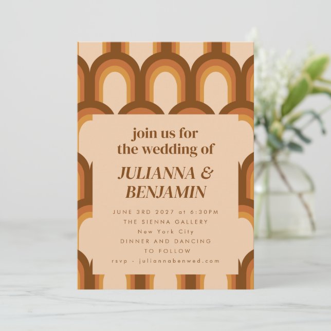 Invitation Site Web RSVP de mariage unique marron Groovy Rétr (Debout devant)