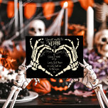 Invitation Skeleton en forme de coeur Mains Déplaisant Mariag<br><div class="desc">Ce faire-part de mariage a un style macabre et déplaisant parfait pour les mariages gothiques. Il présente une illustration de mains osseuses en forme de coeur, en couleur crème ou ivoire contre un arrière - plan noir. Il est prêt à être personnalisé avec tous vos détails mariages en lettres crème...</div>