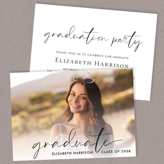 Invitation Soirée de graduation photo de script chic (A personalized photo graduation party invitation to celebrate the graduate's achievements)