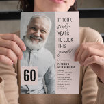 Invitation Soixante Photo moderne 60e Anniversaire Fête Invit<br><div class="desc">Créez des moments inoubliables avec nos invitations de fête du 60e anniversaire modernes! Caractérisés par un arrière - plan rose sophistiqué et un proverbe amusant : "Il a fallu soixante ans pour paraître aussi bien !", ces invitations offrent également un modèle de texte pratique que vous pouvez customiser facilement. Ajoutez...</div>
