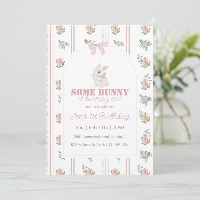 Invitation Some Bunny Floral Stripe 1er Anniversaire (Debout devant)