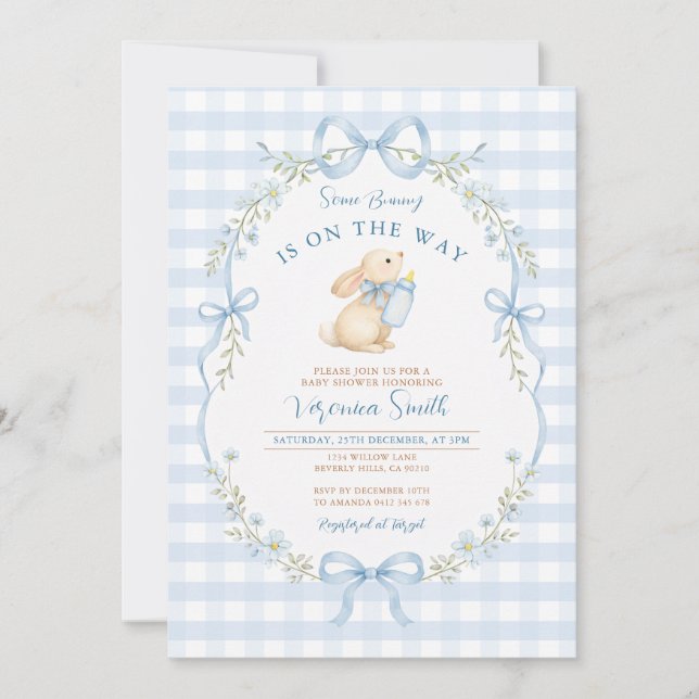Invitation Some Bunny Is On the Way avec des rubans bleus (Devant)