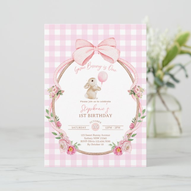 Invitation Some Bunny is One : Lapin au Nœud Rose pour un Pre (Debout devant)