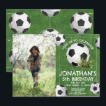 Invitation Sports Enfants Soccer Anniversaire de la fête phot<br><div class="desc">Prêt pour une fête d'anniversaire de football étoilée ? Ce design présente des éléments d'aquarelle peints à la main comme des balles de football et de l'herbe verte. Tout le texte est modifiable sur cet invitation d'anniversaire et des cartes postales économiques sont également disponibles! Le design est adapté aux garçons...</div>