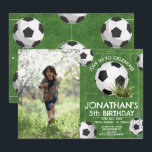 Invitation Sports Enfants Soccer Anniversaire de la fête phot<br><div class="desc">Prêt pour une fête d'anniversaire de football étoilée ? Ce design présente des éléments d'aquarelle peints à la main comme des balles de football et de l'herbe verte. Tout le texte est modifiable sur cet invitation d'anniversaire et des cartes postales économiques sont également disponibles! Le design est adapté aux garçons...</div>