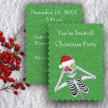 Invitation Squelette amusant Santa Hat Ornement Eyes on Green<br><div class="desc">Cette invitation à la fête est verte avec de minuscules éclats d'or et un squelette amusant tenant des ornements rouges et verts à ses yeux portant un chapeau de Père Noël rouge avec de la fourrure. Customisez vos informations à l'avant et à l'arrière avec les modèles.</div>