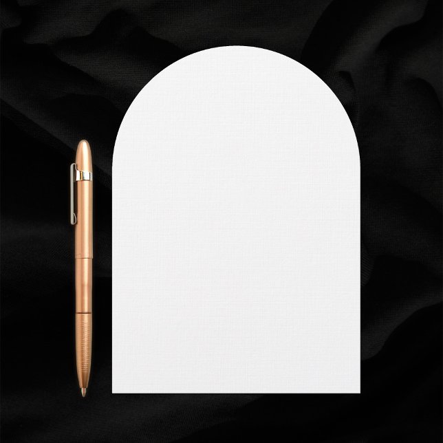 Invitation Style Arc clair Mariage blanc Cardstock de lin (White arch style wedding invitation made of linen cardstock. Pen for scale.)