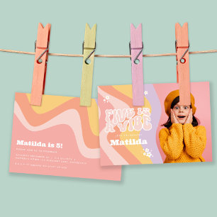 Invitation super arc-en-ciel cinq est une photo marguerite de