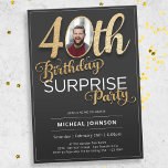 Invitation Surprise 40e anniversaire Gold Black Photo personn<br><div class="desc">Surprise 40th Birthday Gold Black Custom Photo Invitation. Cette invitation présente un design épuré avec un texte clair et facile à lire, assurant que tous les détails importants sont transmis sans effort. L'ajout d'accents de fausse feuille d'or éblouissant sur fond de noir crée un effet visuel saisissant, ajoutant une touche...</div>