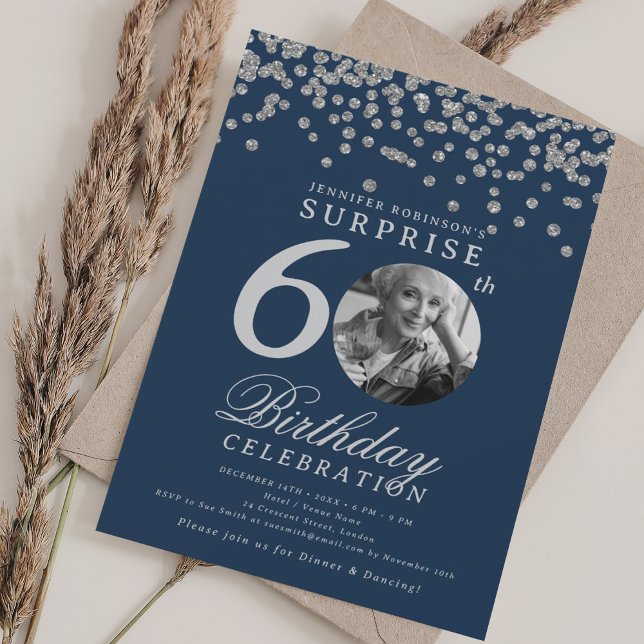 Invitation SURPRISE 60e anniversaire Argent Confetti bleu mar (SURPRISE 60th Birthday Silver Confetti Navy Blue Invitation)