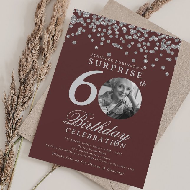 Invitation SURPRISE 60e anniversaire Argent Confetti Bourgogn (SURPRISE 60th Birthday Silver Confetti Burgundy Invitation)