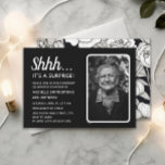 Invitation Surprise 60e anniversaire photo noir blanc<br><div class="desc">Carte postale de l'invitation à la fête du 60e anniversaire de la femme noire et blanche personnalisée avec sa photo. Le texte est entièrement personnalisable, de sorte que cette carte peut être conçue pour n'importe quel âge. Contactez-moi pour obtenir de l'aide sur la personnalisation ou pour demander des produits correspondants....</div>