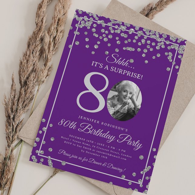 Invitation SURPRISE 80e Anniversaire Confettis Argent Violet  (SURPRISE 80th Birthday Silver Confetti Purple Invitation)