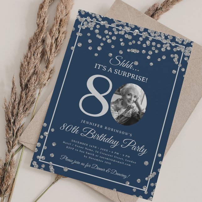 Invitation SURPRISE 80e Anniversaire Confettis Argentés Bleu  (SURPRISE 80th Birthday Silver Confetti Navy Blue Invitation)