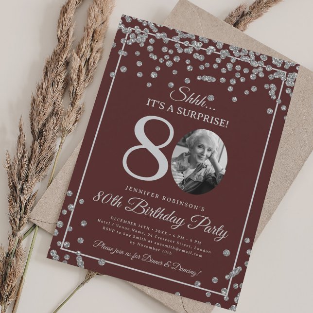 Invitation SURPRISE 80e Anniversaire Confettis Argentés Borde (SURPRISE 80th Birthday Silver Confetti Burgundy Invitation)
