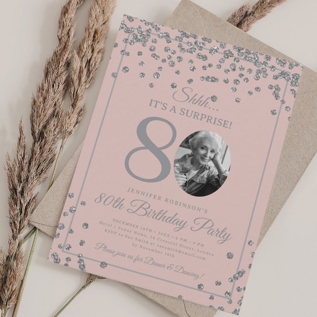 Invitation SURPRISE 80e Anniversaire Confettis Argentés Rose  (SURPRISE 80th Birthday Silver Confetti Blush Pink Invitation)