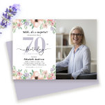 Invitation Surprise de photo pour une fête d'anniversaire de<br><div class="desc">Cette invitation surprise pour un 70e anniversaire comprend des fleurs aquarelles pastel et un espace pour une photo. Le design allie typographie moderne et calligraphie moderne,  créant un look raffiné et élégant—parfait pour célébrer l'anniversaire marquant d'une femme spéciale.</div>