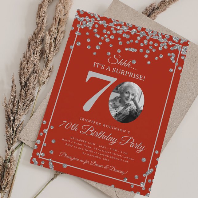 Invitation SURPRISE Fête d'anniversaire 70 ans Confettis Arge (SURPRISE 70th Birthday Party Silver Confetti Red Invitation)