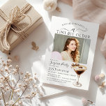 Invitation SURPRISE PARTY A Tini Bit Ancien Martini 21e<br><div class="desc">La photo du célébrant de l'anniversaire occupe le devant de la scène dans cette invitation à la fête d'anniversaire à martini tendance. Le design élégant et chic comprend un expresso martini. Un joli arc ajoute une touche féminine. Tout le texte est modifiable.</div>