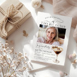 Invitation SURPRISE PARTY A Tini Bit Ancien Martini 60e<br><div class="desc">La photo du célébrant de l'anniversaire occupe le devant de la scène dans cette invitation à la fête d'anniversaire à martini tendance. Le design élégant et chic comprend un expresso martini. Un joli arc ajoute une touche féminine. Tout le texte est modifiable.</div>